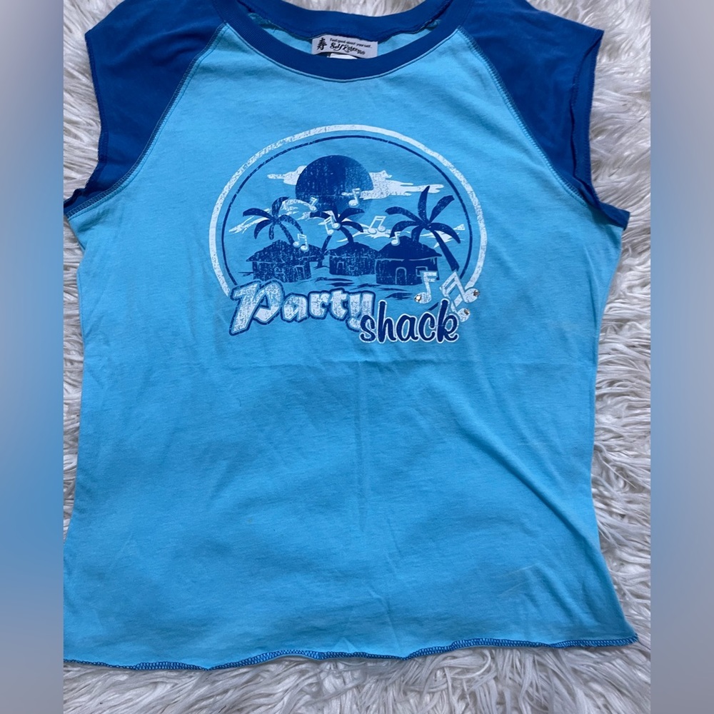 sleeveless top